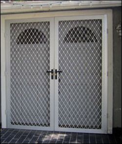 pintu expanda aluminium warna putih