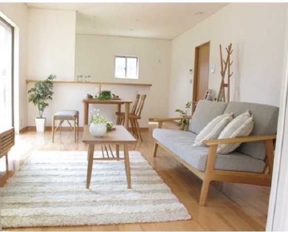 ruang tamu putih dengan unsur kayu